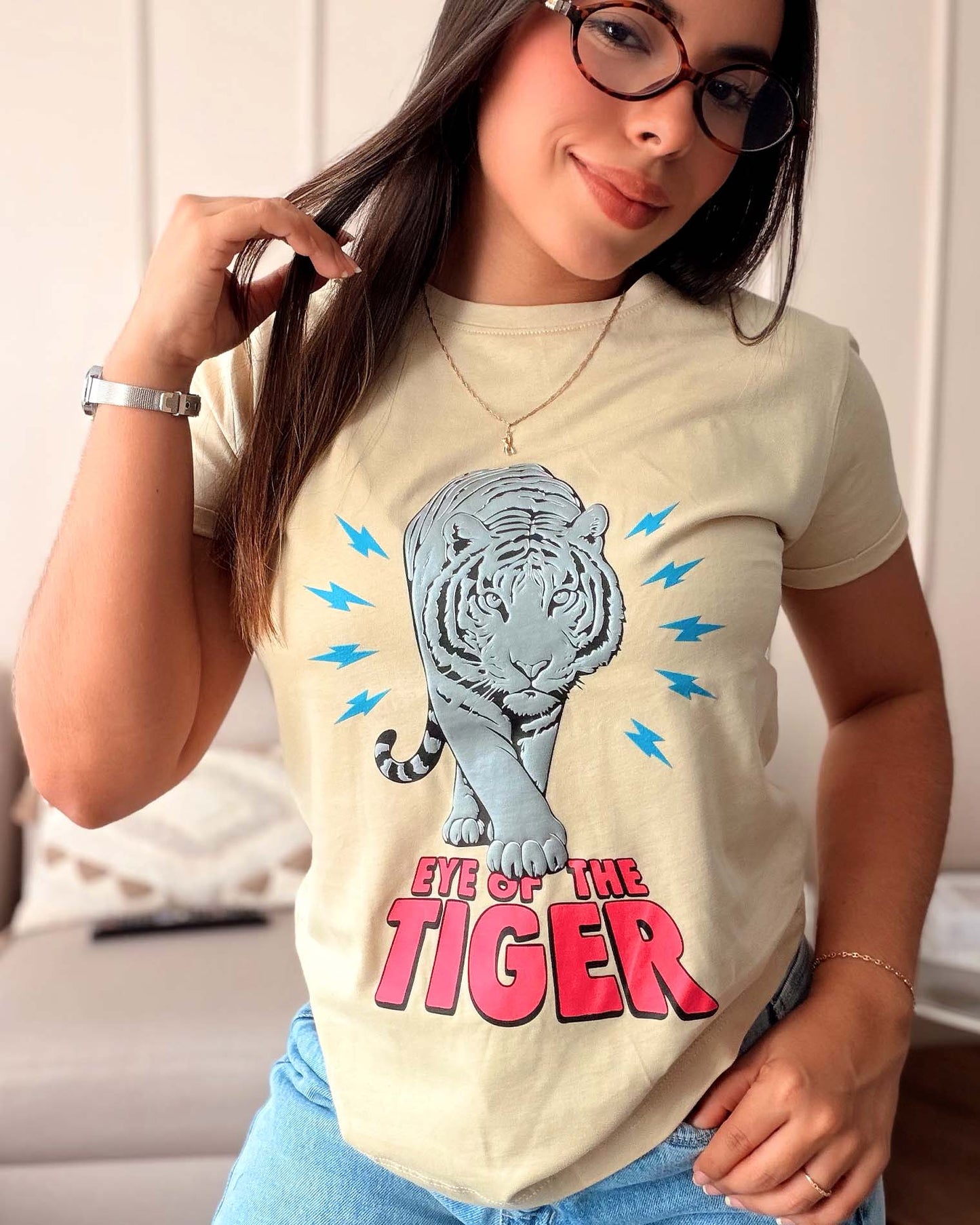 Modelo luciendo camiseta beige con diseño de tigre, moda urbana y casual con calidad premium de la marca Mozzaar.