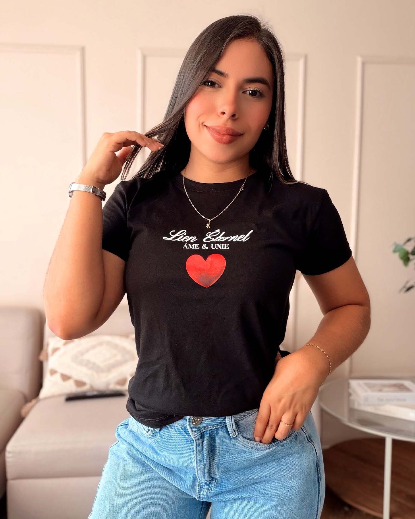 Modelo luciendo camiseta negra de diseño romántico, estilo casual y elegante con calidad premium de la marca Mozzaar.