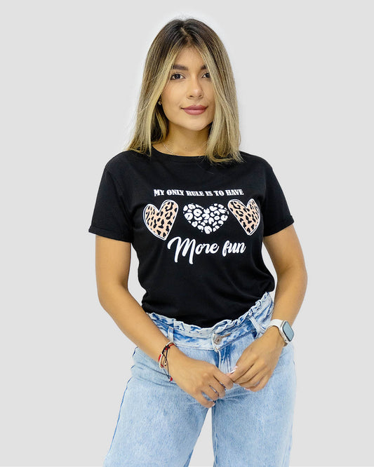 Camiseta RegularFit Tres Corazones - Mozzaar Camiseta Regular Fit Tres Corazones | Amor y Estilo Casual - Mozzaar