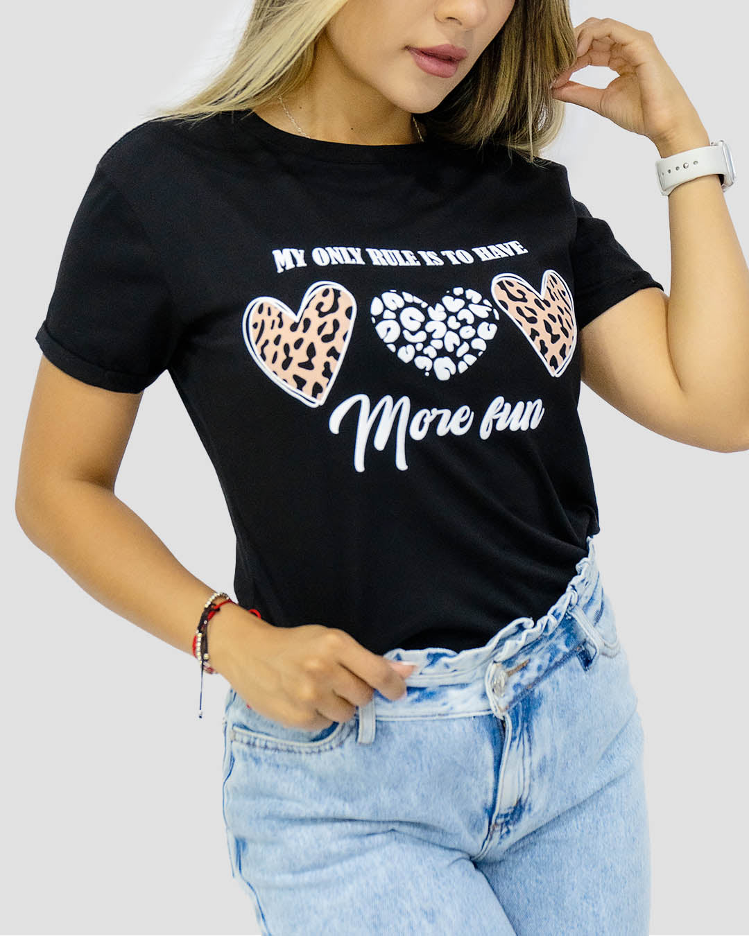 Camiseta RegularFit Tres Corazones - Mozzaar Camiseta Regular Fit Tres Corazones | Amor y Estilo Casual - Mozzaar