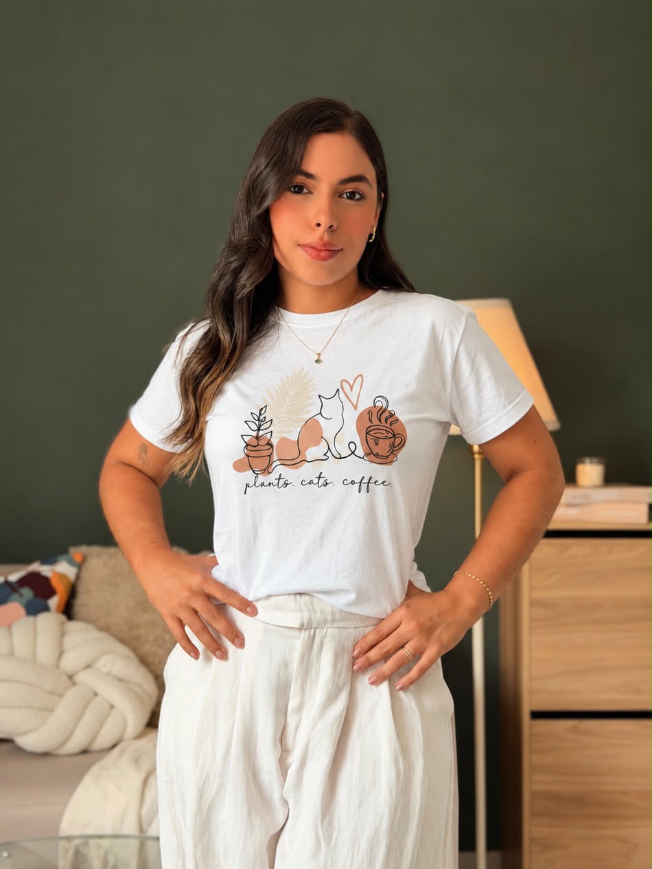 Camiseta regular fit - Plants, Cats, Coffee