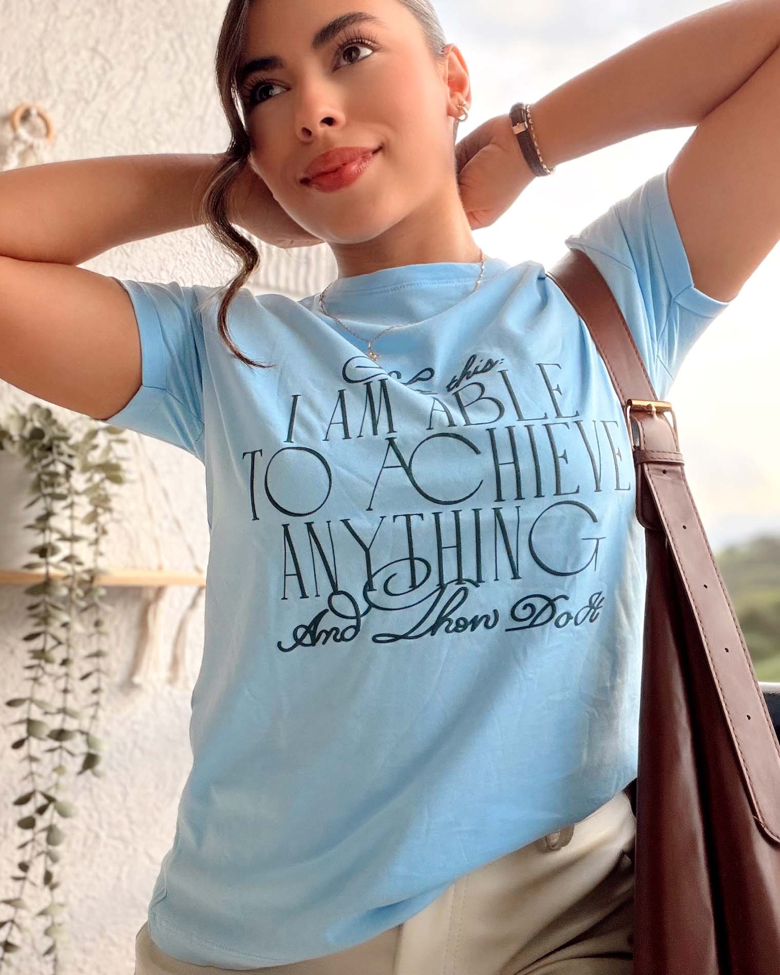 Camiseta azul cielo para mujer con frase motivacional I am able to achieve anything, marca Mozzaar, 100% algodón Pima.