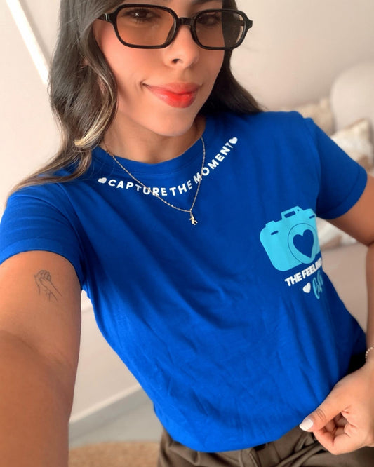 Camiseta azul rey para mujer con estampado de cámara fotográfica y frase "Capture The Moment", silueta regular fit, marca Mozzaar, elaborada en 100% algodón Pima.