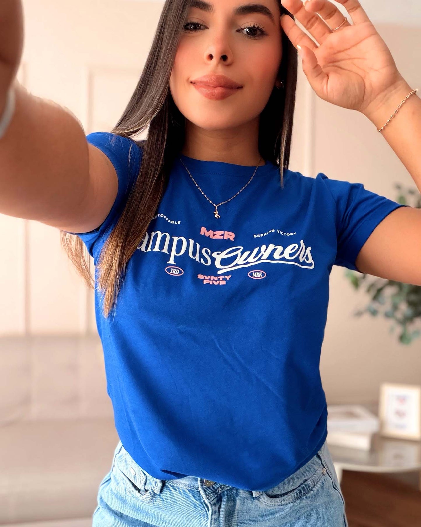 Modelo luciendo camiseta azul rey de mujer con diseño urbano, calidad premium en algodón suave de la marca Mozzaar.