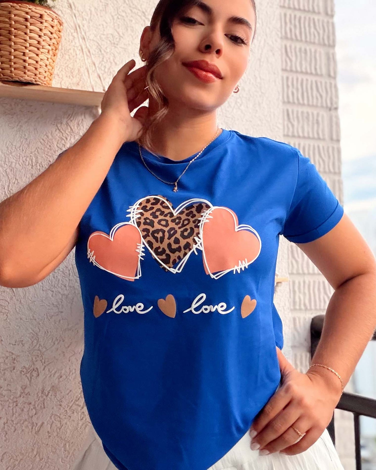 Modelo luciendo camiseta azul rey de diseño romántico, calidad premium en algodón suave de la marca Mozzaar.