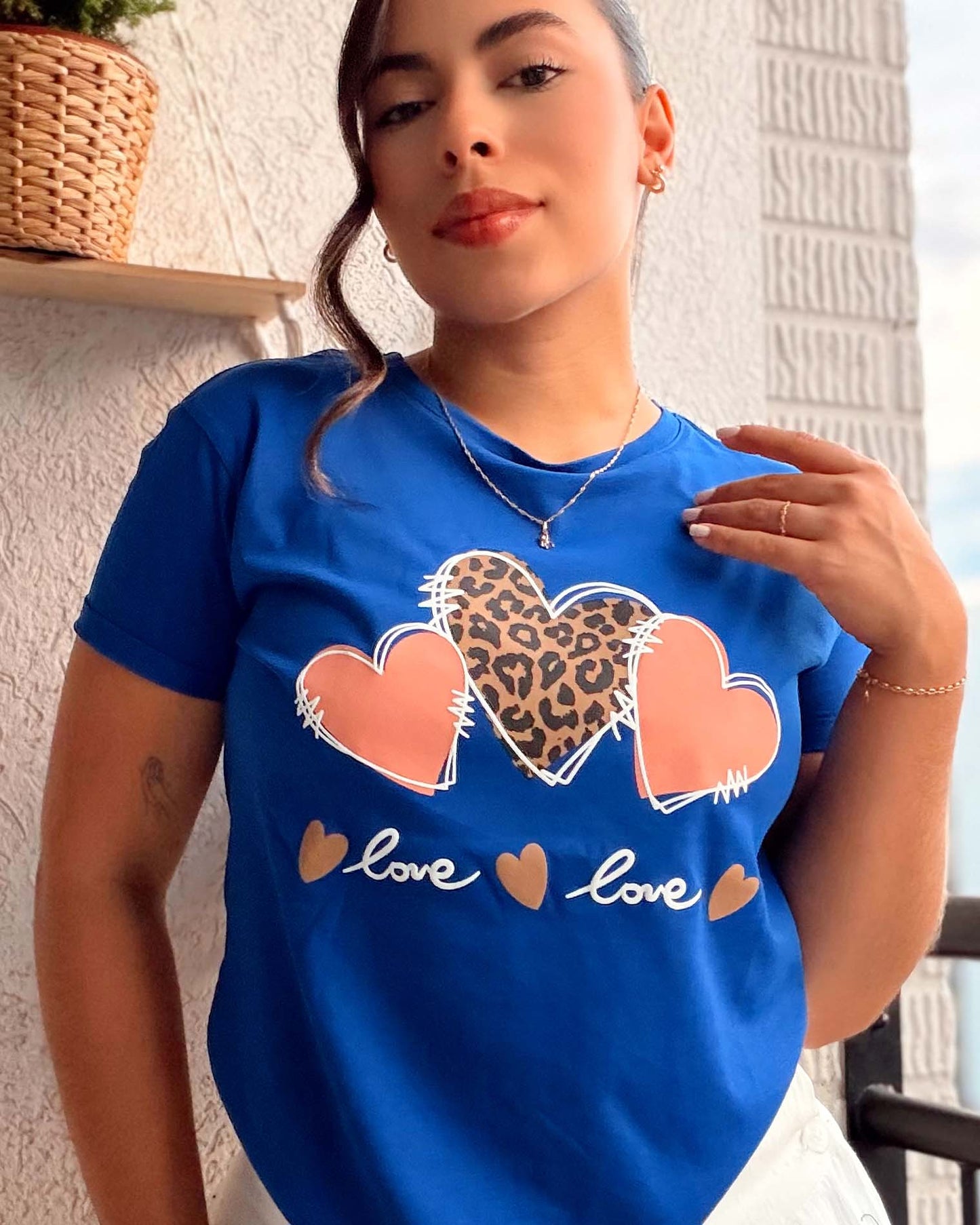 Camiseta azul rey para mujer con diseño de tres corazones y palabra love, marca Mozzaar, 100% algodón Pima.