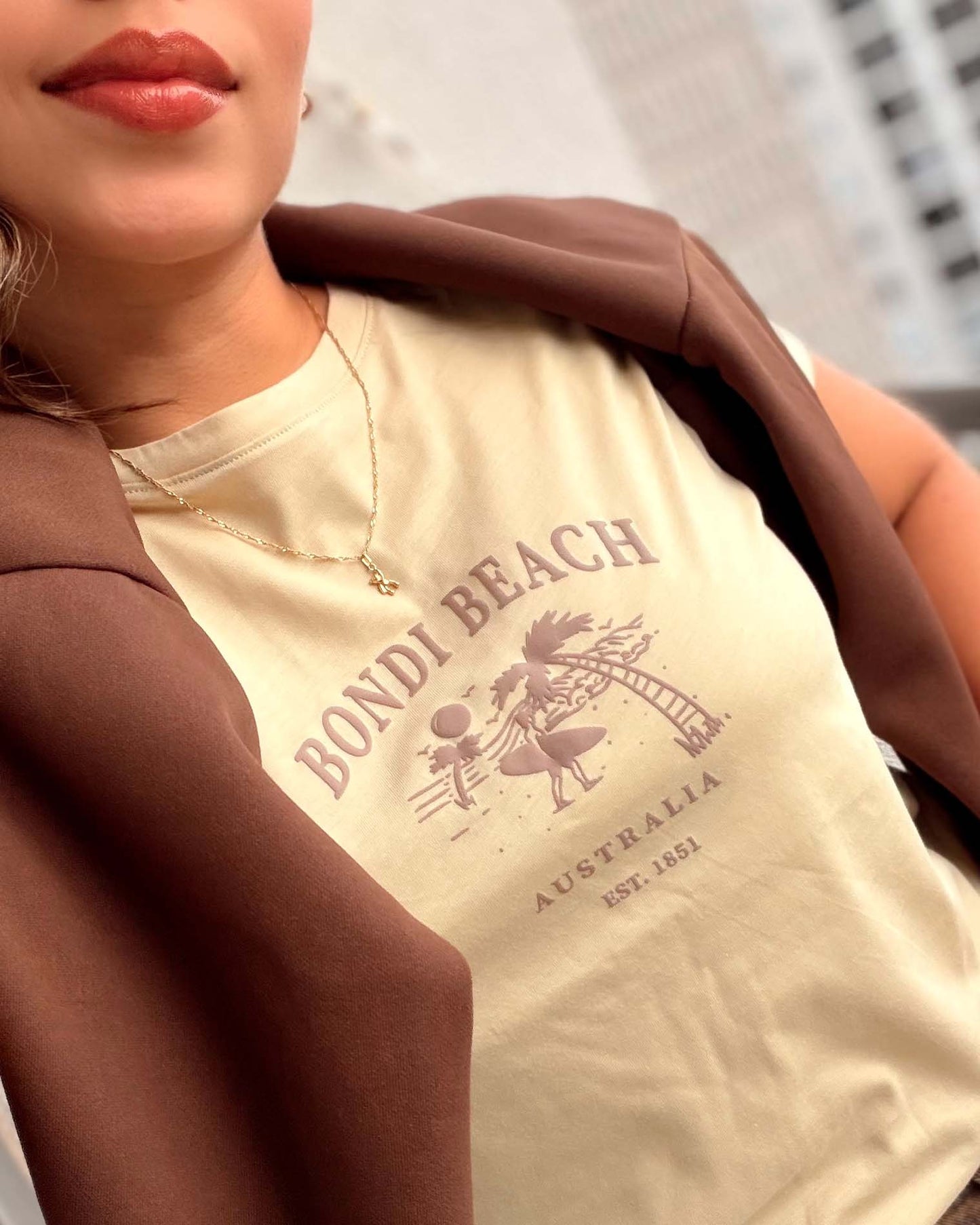 Detalle del estampado minimalista de Bondi Beach en camiseta de algodón premium Mozzaar.