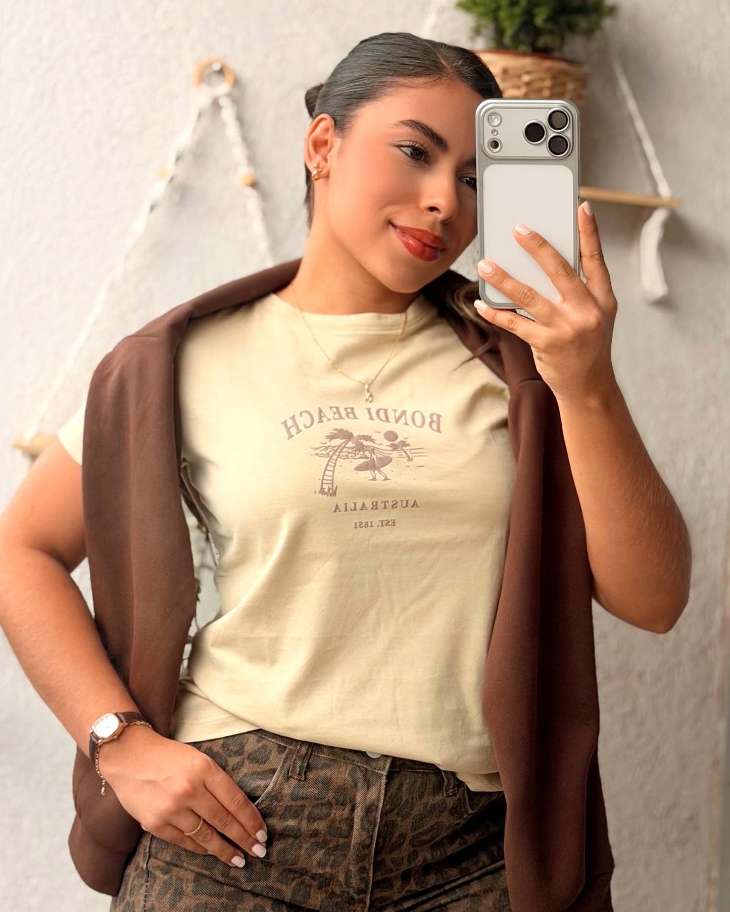 Modelo luciendo camiseta beige de estilo playero y relajado, calidad premium marca Mozzaar.