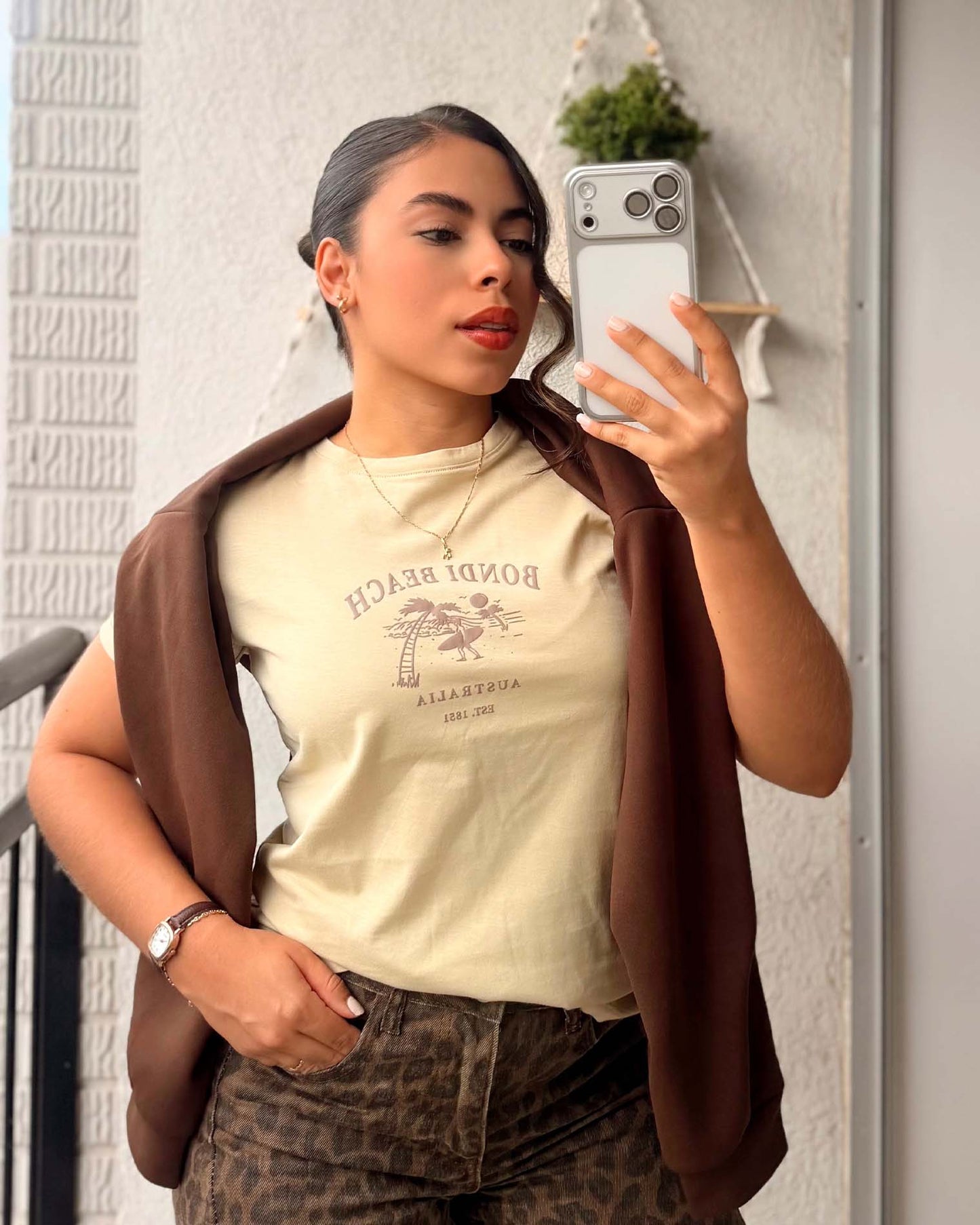 Camiseta beige para mujer con diseño de Bondi Beach Australia, marca Mozzaar, confeccionada en 100% algodón Pima.