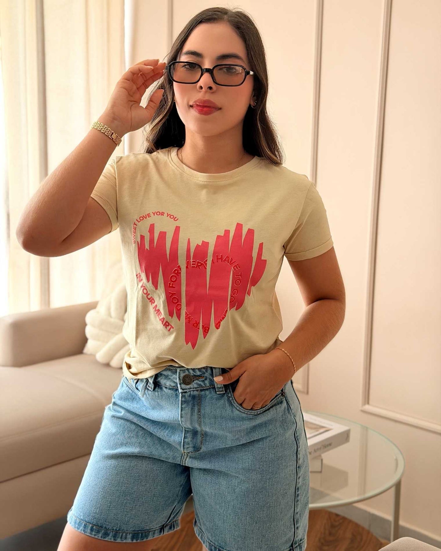 Camiseta beige para mujer con estampado de corazón rosa y texto "Sweet Love", silueta regular fit, marca Mozzaar, confeccionada en 100% algodón Pima.