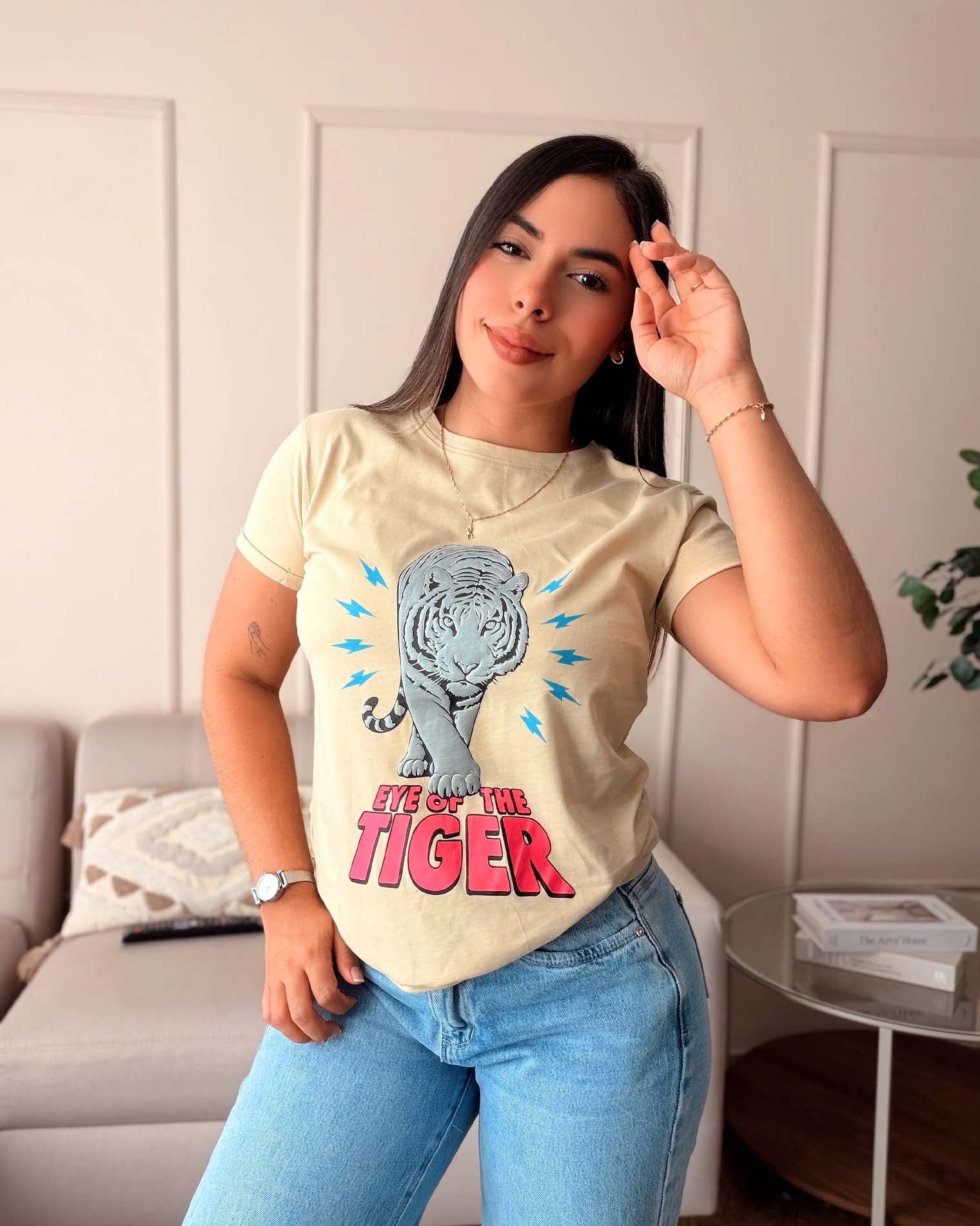 Camiseta beige para mujer con estampado de tigre y frase Eye of the Tiger, detalles en azul y rojo, 100% algodón Pima Mozzaar.