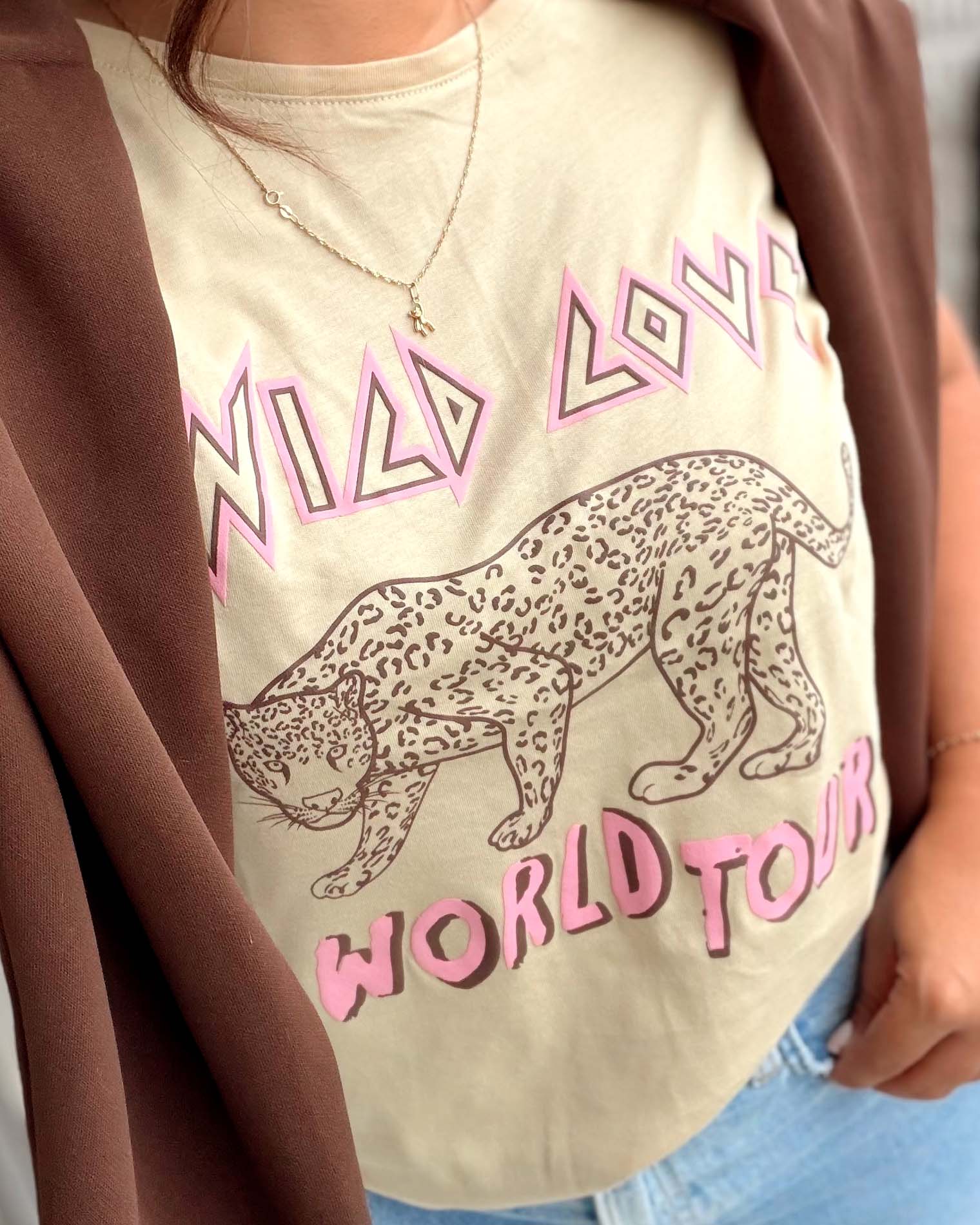 Modelo luciendo camiseta beige con diseño animal print, estilo casual y audaz, calidad premium de la marca Mozzaar.