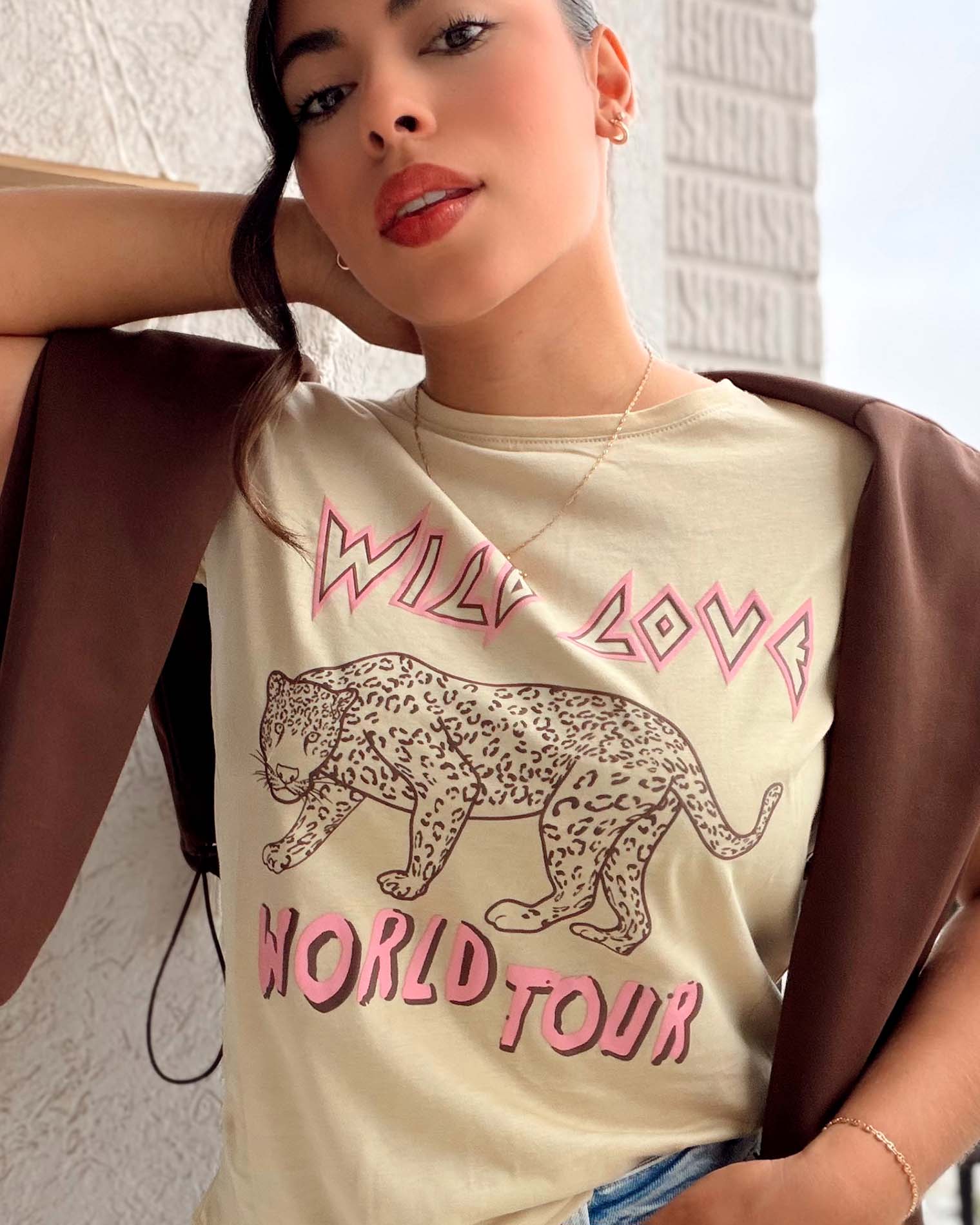 Camiseta beige para mujer con estampado de leopardo y frase Wild Love World Tour, marca Mozzaar, 100% algodón Pima.