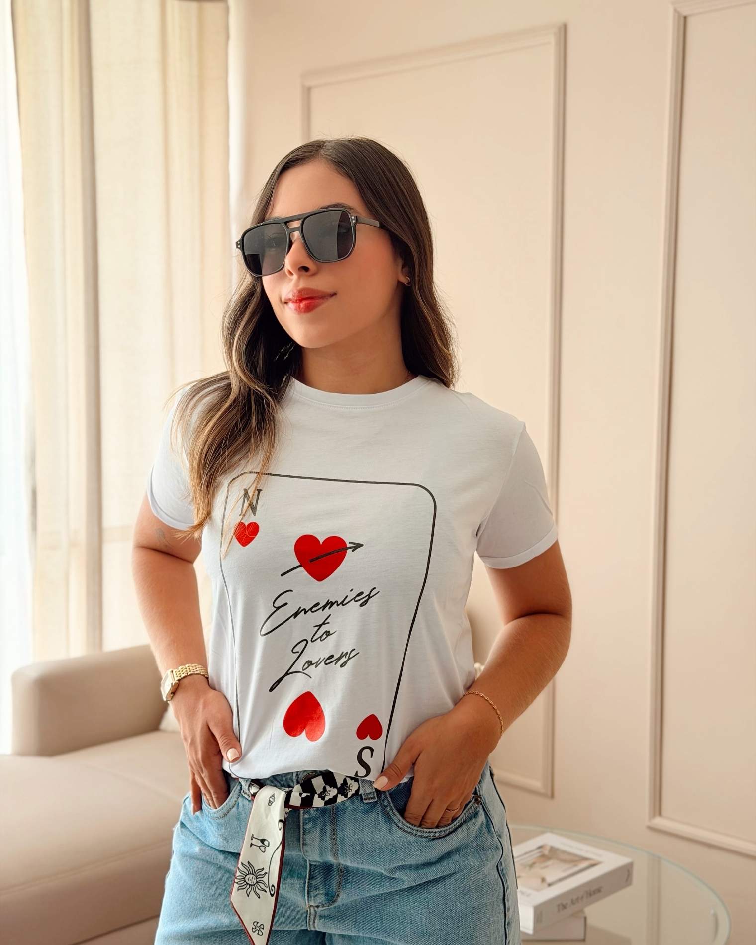 Camiseta blanca para mujer con frase "Enemies To Lovers", marca Mozzaar, silueta regular fit en algodón de alta calidad.