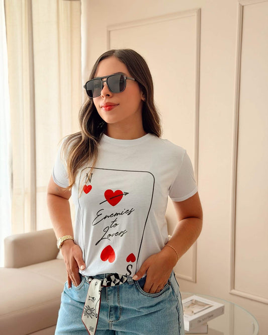 Camiseta blanca para mujer con frase "Enemies To Lovers", marca Mozzaar, silueta regular fit en algodón de alta calidad.