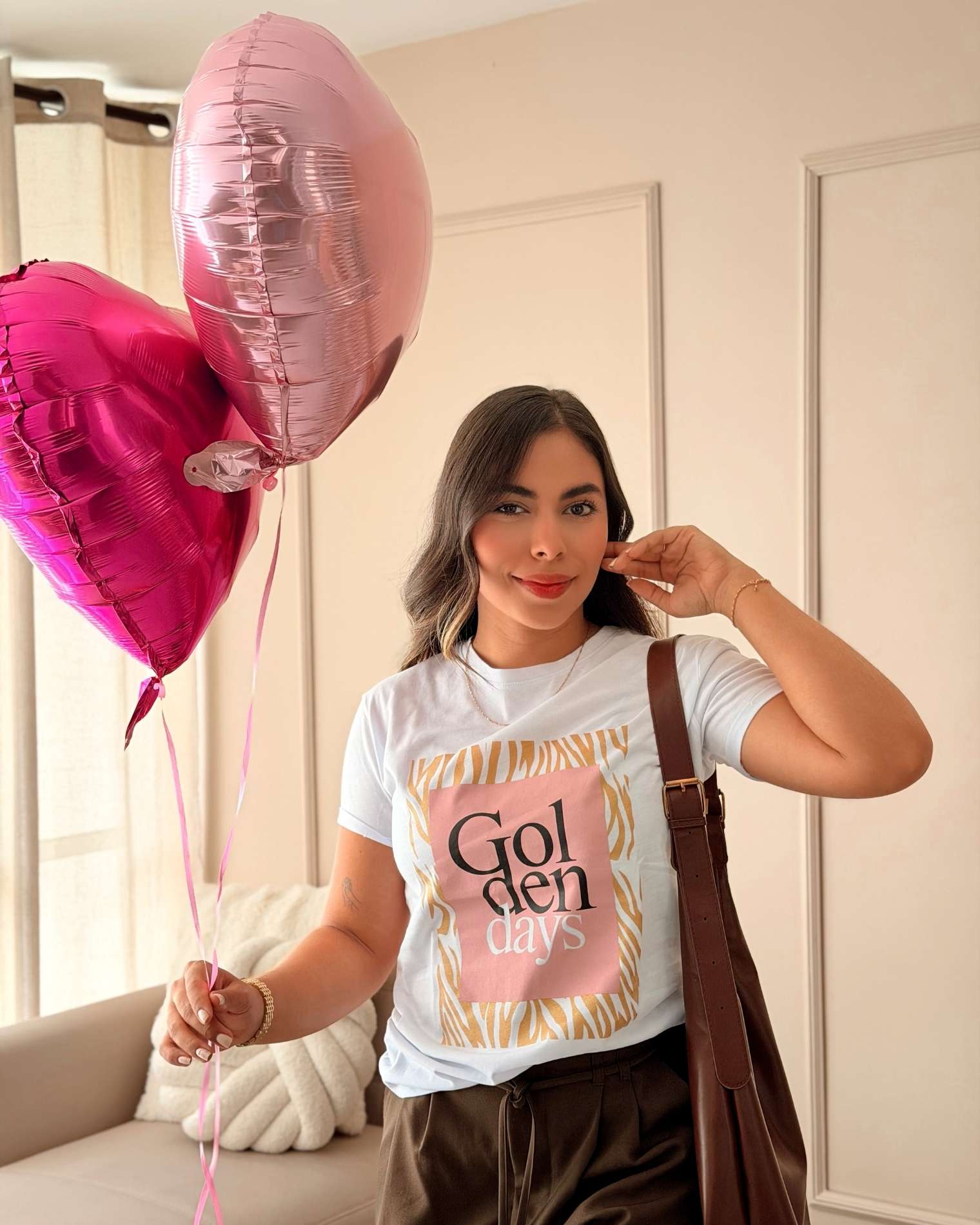 Camiseta blanca para mujer con estampado "Golden Days", marca Mozzaar, confección premium en algodón Pima.