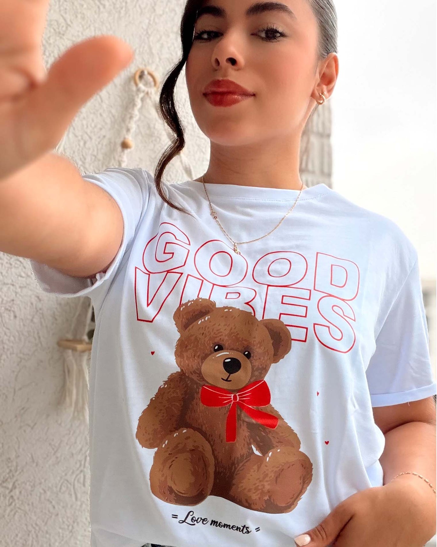 Camiseta blanca para mujer con estampado de oso y frase Good Vibes en rojo, marca Mozzaar, 100% algodón Pima.