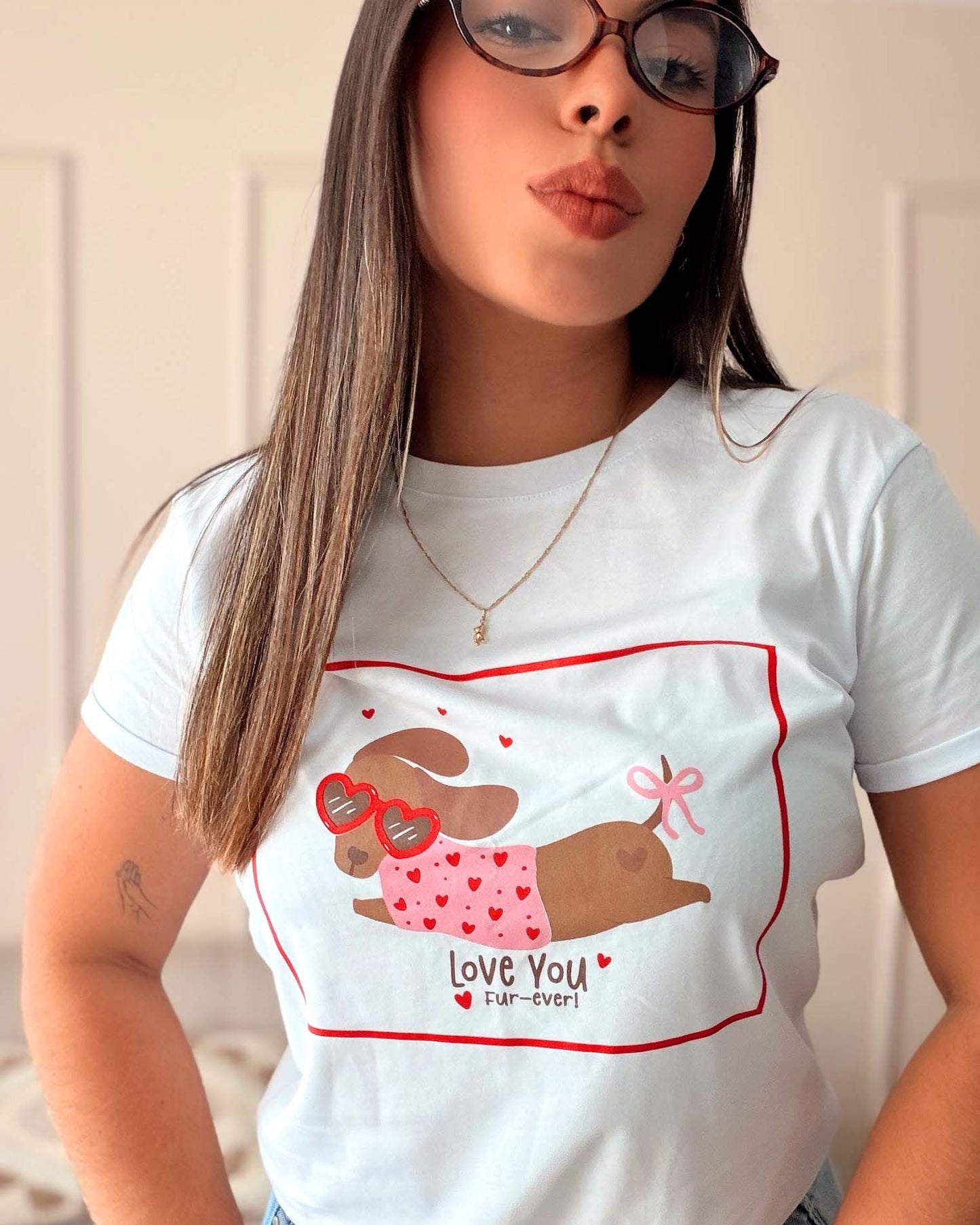Detalle del estampado de perrito con gafas de corazón en camiseta blanca para mujer, algodón Pima suave.