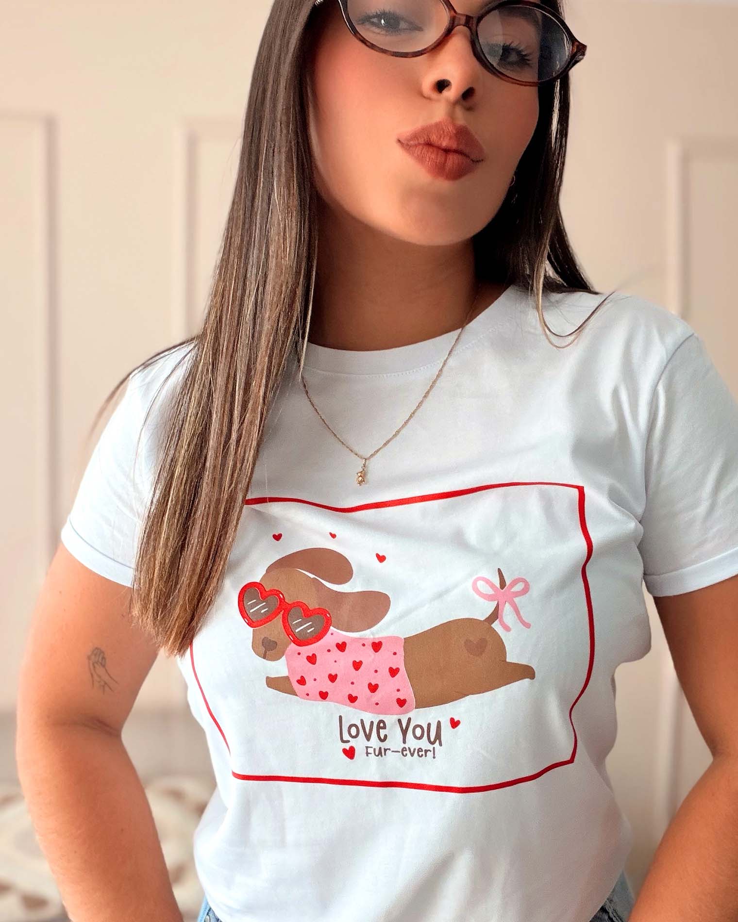 Detalle del estampado de perrito con gafas de corazón en camiseta blanca para mujer, algodón Pima suave.