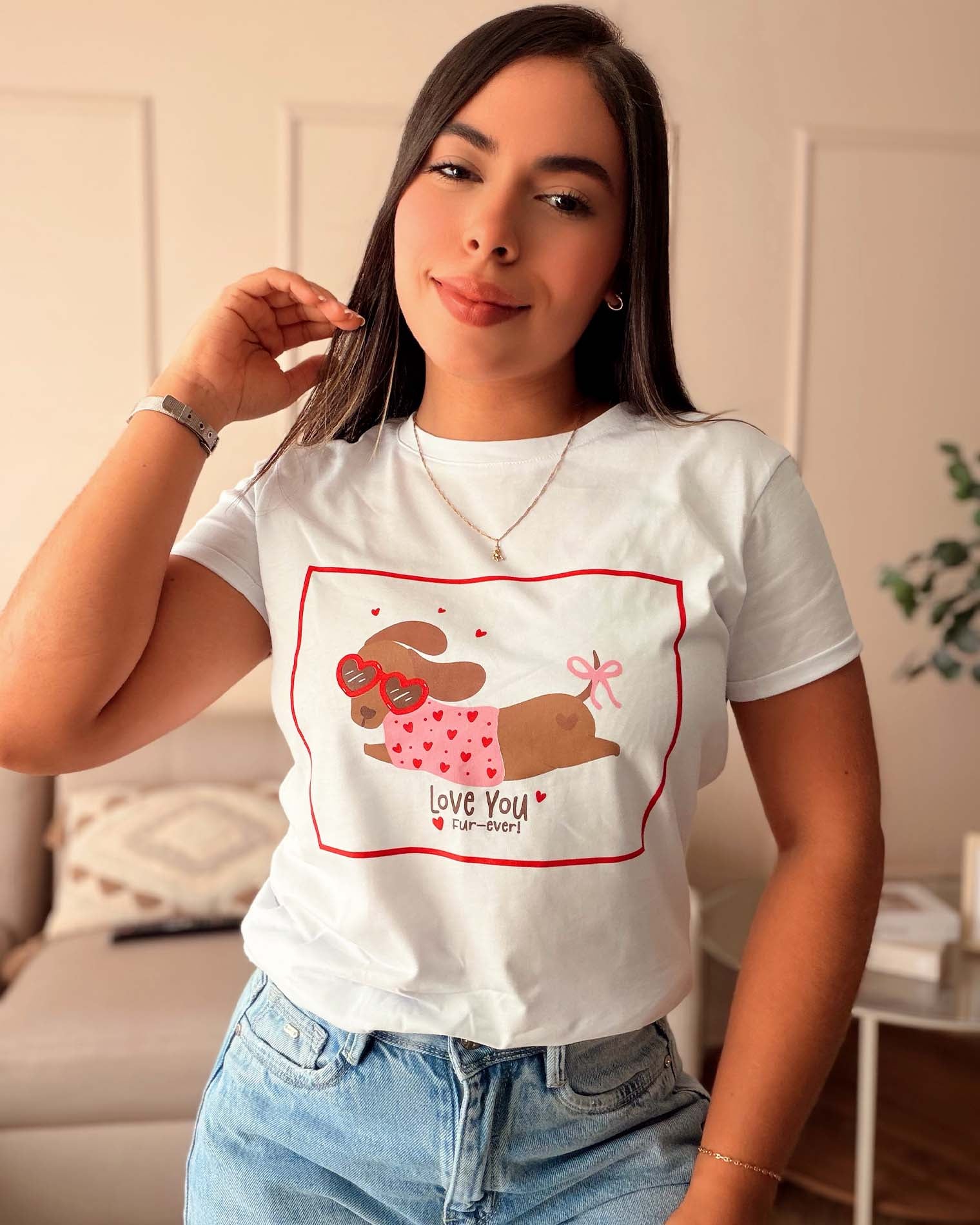 Modelo luciendo camiseta blanca con diseño tierno de perro, estilo divertido y casual, calidad premium de la marca Mozzaar.