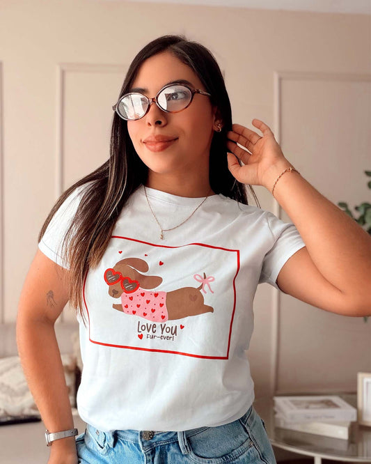 Camiseta blanca para mujer con ilustración de perrito salchicha y frase Love You Fur-ever, marca Mozzaar, 100% algodón Pima.