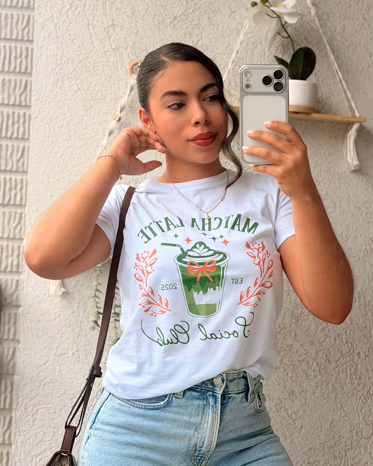 Camiseta blanca para mujer con estampado de Matcha Latte y frase Social Club, marca Mozzaar, 100% algodón Pima.