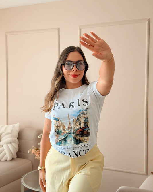 Camiseta blanca para mujer con estampado de la Torre Eiffel y texto Paris, marca Mozzaar, confeccionada en 100% algodón Pima.