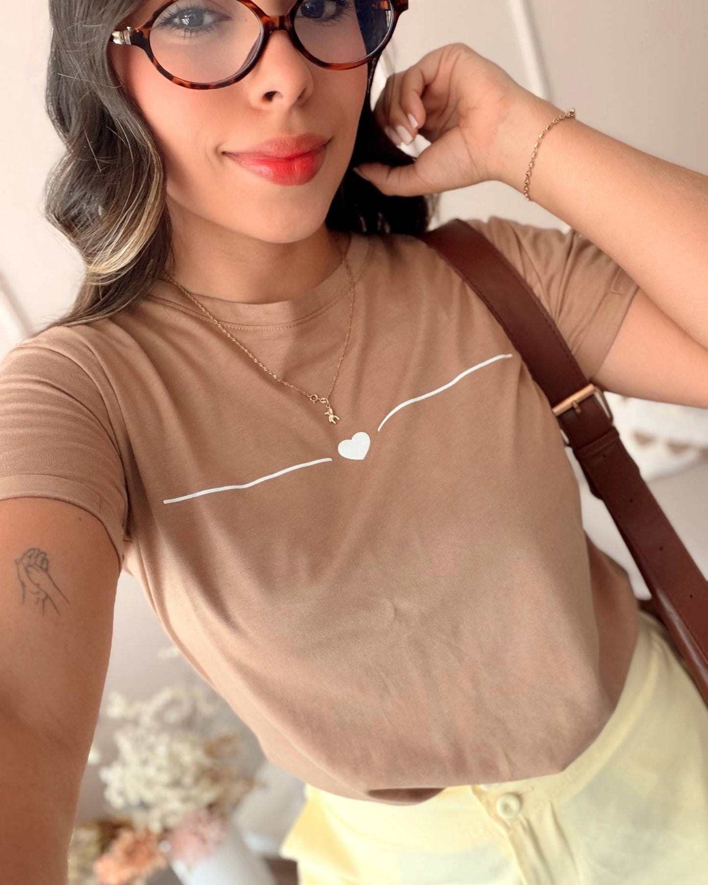 Camiseta café para mujer con estampado de corazón minimalista, silueta regular fit, marca Mozzaar, confeccionada en suave 100% algodón Pima.