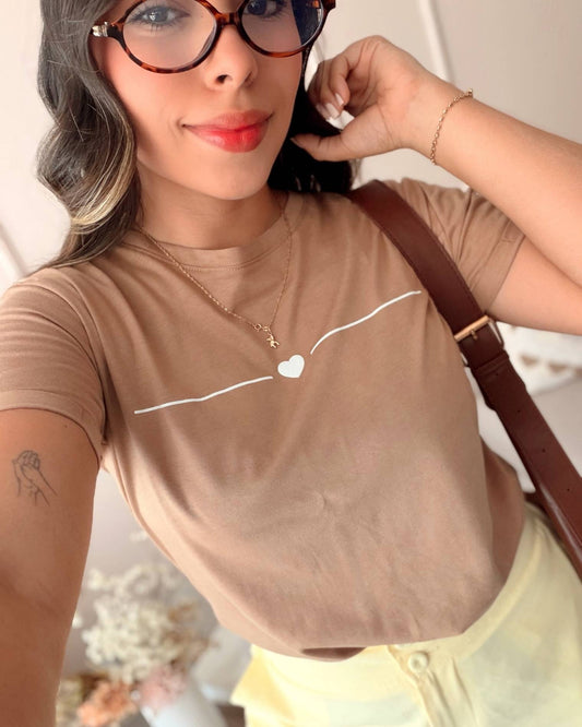 Camiseta café para mujer con estampado de corazón minimalista, silueta regular fit, marca Mozzaar, confeccionada en suave 100% algodón Pima.