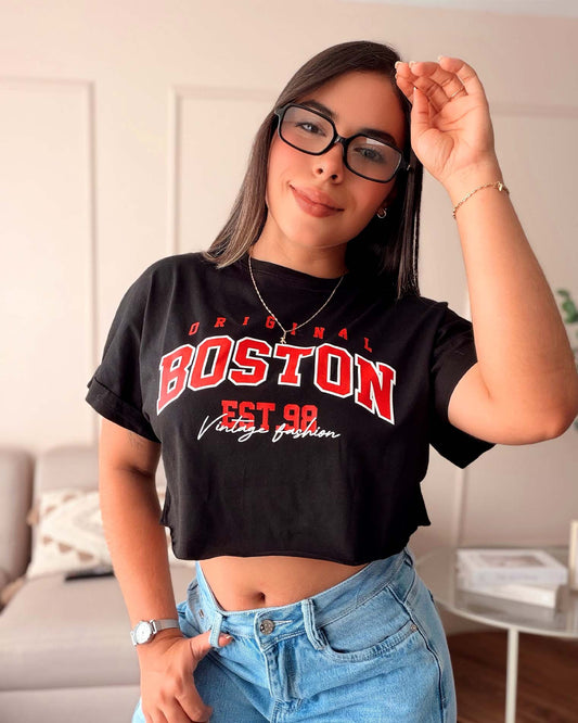 Camiseta negra de silueta corta para mujer con estampado retro "Boston Original Vintage Fashion" en colores blanco y rojo, confeccionada en 100% algodón Pima de Mozzaar.