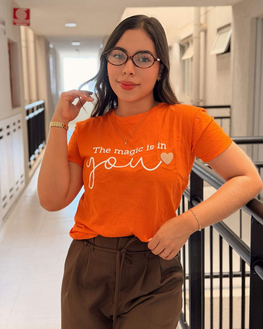 Camiseta naranja para mujer con frase inspiradora "Magic is In You", silueta regular fit, marca Mozzaar, confeccionada en 100% algodón Pima.