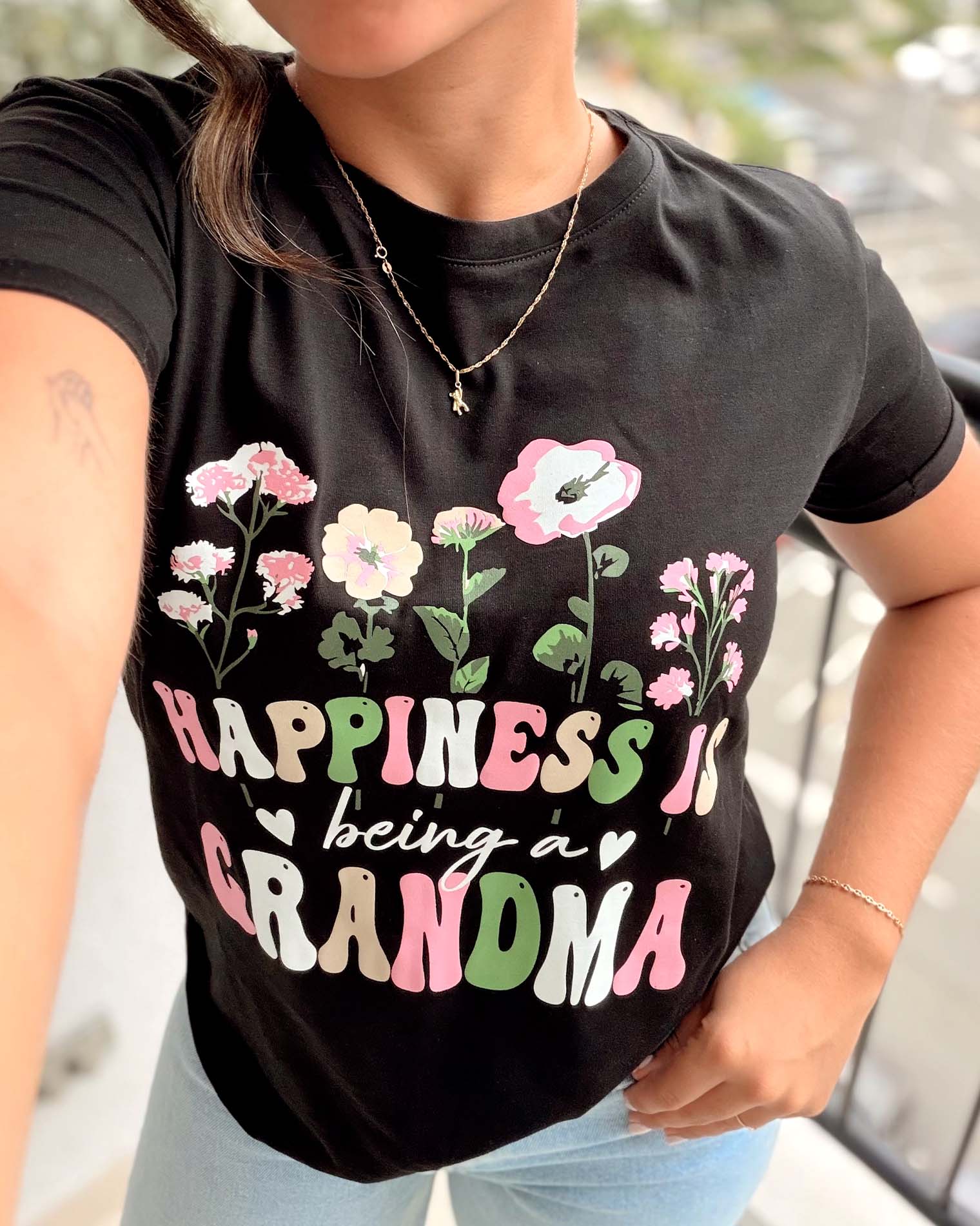 Modelo luciendo camiseta negra de abuela con diseño botánico, estilo casual y tierno, calidad premium Mozzaar.