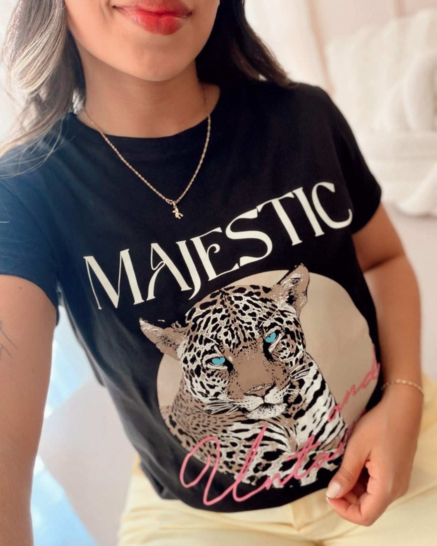 dea de outfit casual para mujer con camiseta negra estampado "Majestic Leopardo", moda urbana con estilo versátil, 100% algodón Pima premium de Mozzaar.