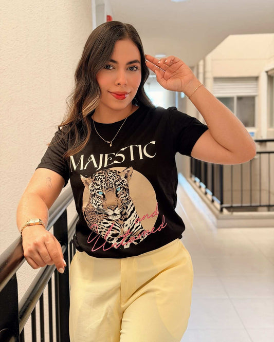 Camiseta negra para mujer con estampado de leopardo y texto "Majestic", silueta regular fit, marca Mozzaar, elaborada en 100% algodón Pima.