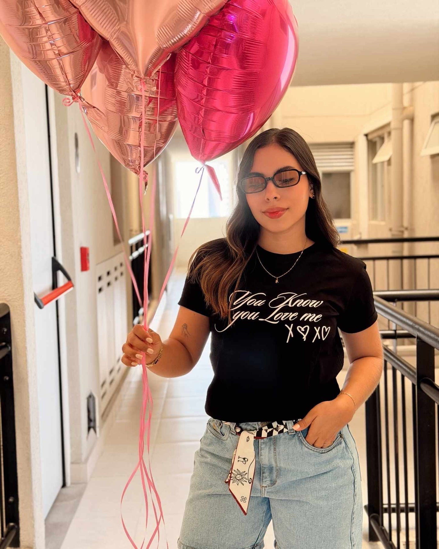 Camiseta negra para mujer con diseño "XOXO Love", marca Mozzaar, estilo regular fit en algodón premium suave.