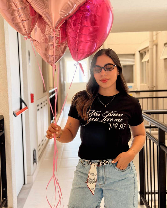 Camiseta negra para mujer con diseño "XOXO Love", marca Mozzaar, estilo regular fit en algodón premium suave.