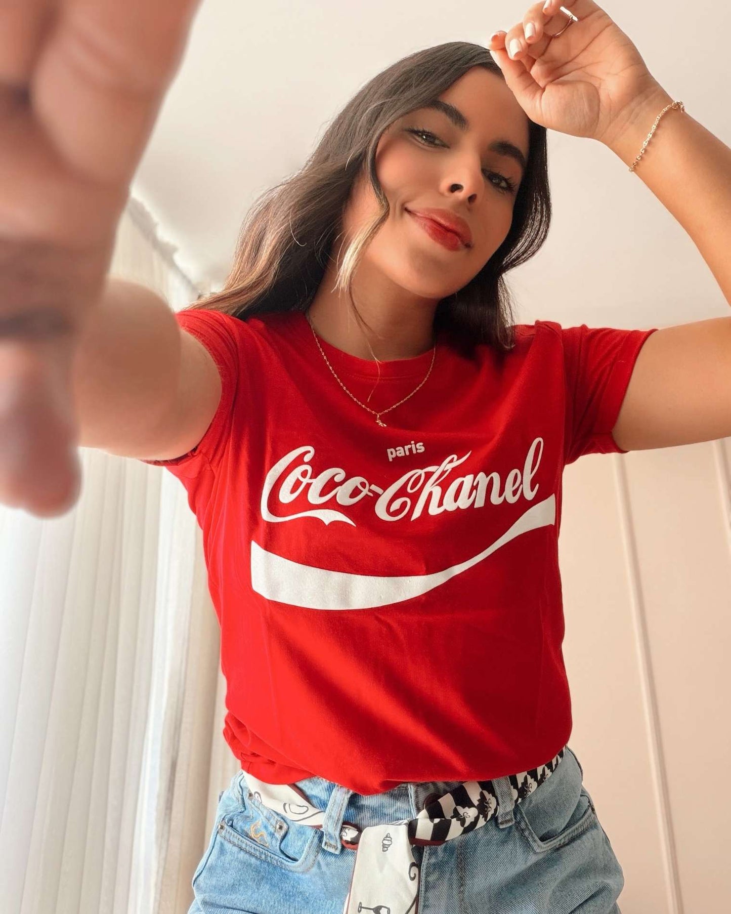 Detalle del diseño pop art de Coco Chanel en camiseta roja de mujer, silueta regular fit, textura suave de algodón premium, estilo urbano Mozzaar.