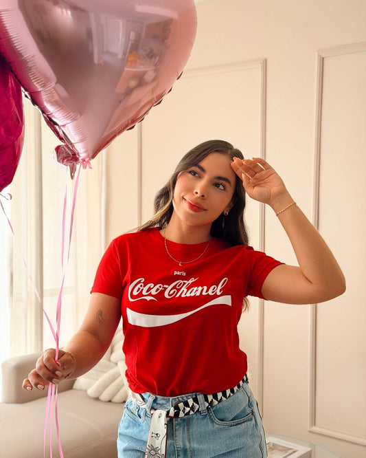 Camiseta roja para mujer con estampado estilo pop art inspirado en Coco Chanel, vista frontal en modelo, marca Mozzaar, confeccionada en 100% algodón Pima.