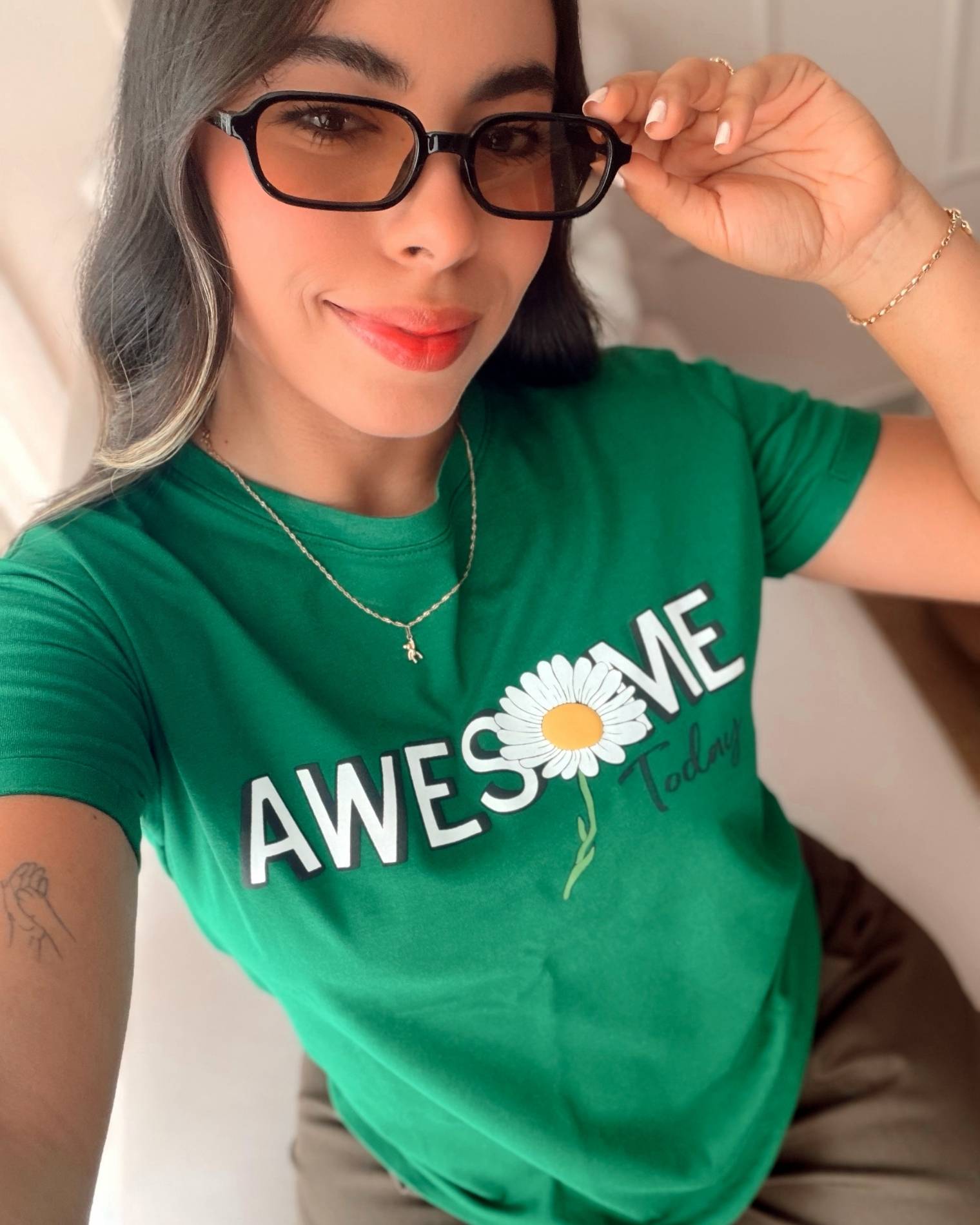 Modelo luciendo camiseta verde de mujer con estampado de letras "Awesome Today", estilo casual urbano, calidad premium en algodón de la marca Mozzaar.
