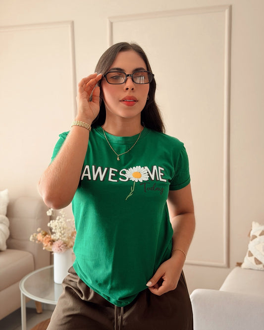 Camiseta verde para mujer con mensaje positivo "Awesome Today", silueta regular fit, marca Mozzaar, confeccionada en suave 100% algodón Pima.
