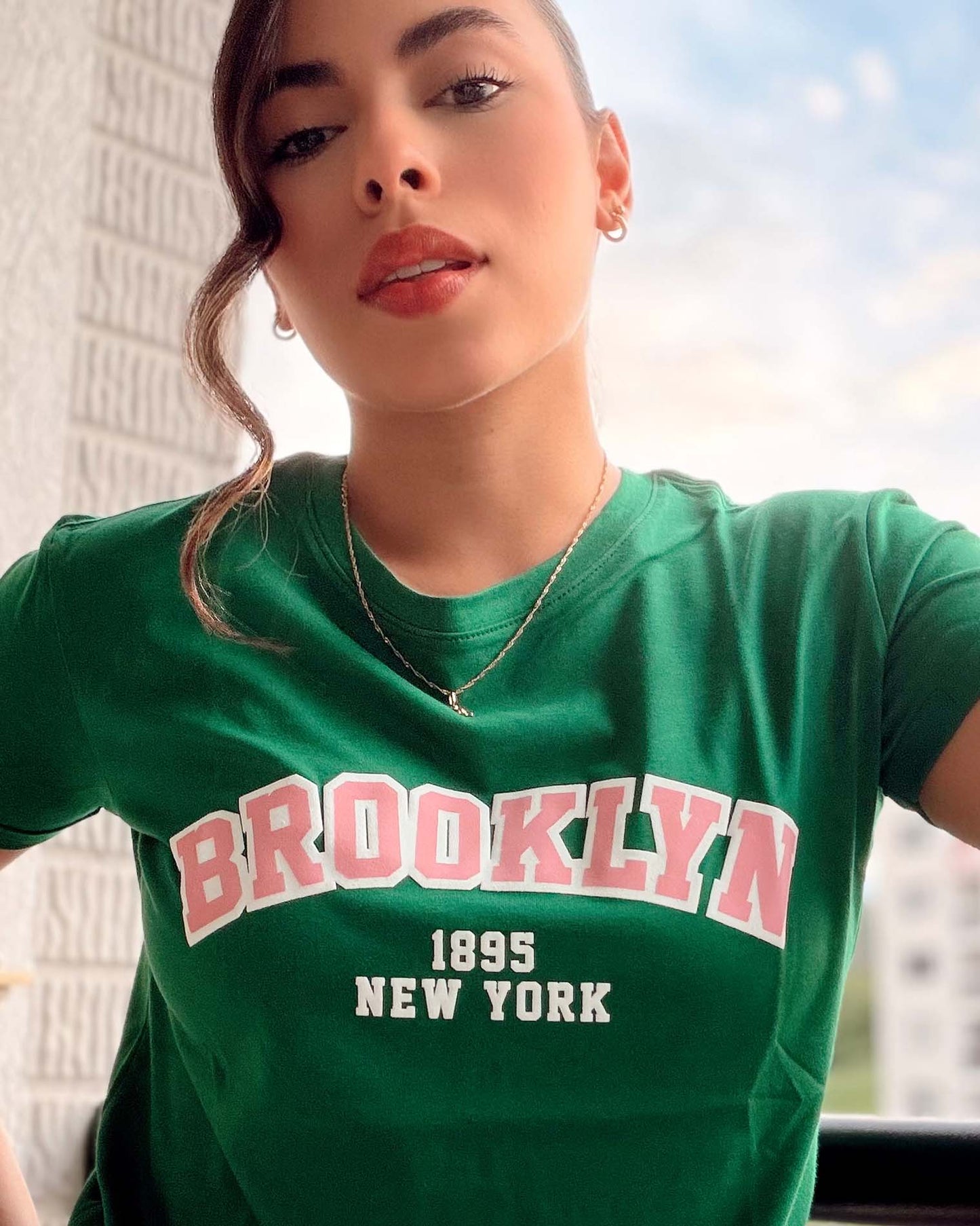 Camiseta verde para mujer con estampado Brooklyn 1895 New York, marca Mozzaar, confeccionada en 100% algodón Pima.