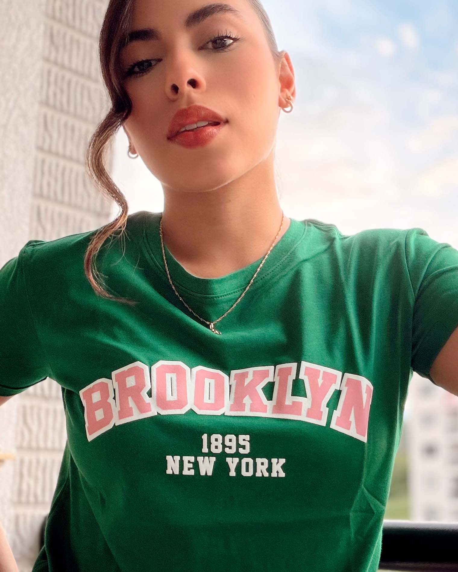 Camiseta verde para mujer con estampado Brooklyn 1895 New York, marca Mozzaar, confeccionada en 100% algodón Pima.