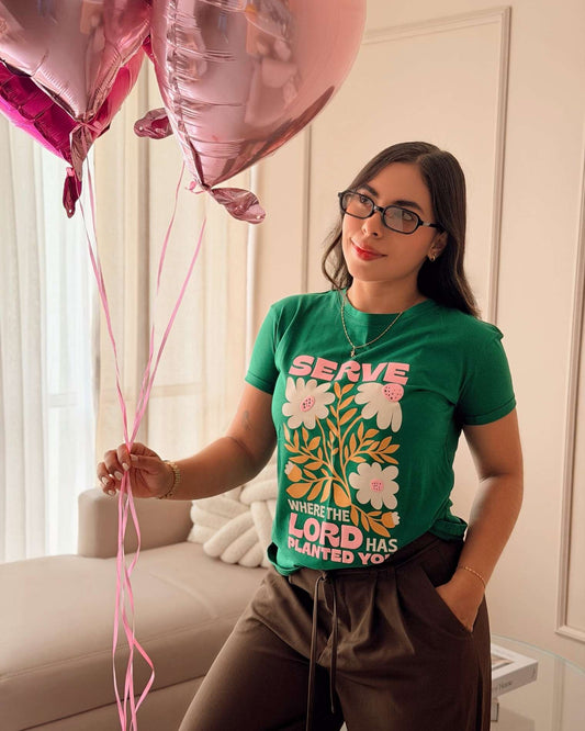 Camiseta verde para mujer con frase "Serve The Lord", marca Mozzaar, silueta cómoda regular fit en algodón premium.