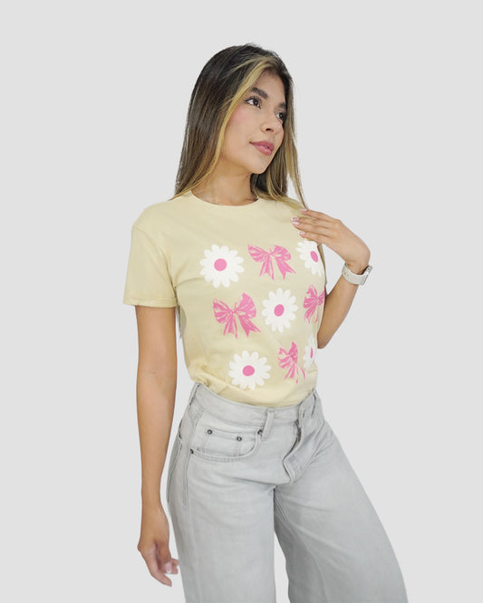 Camiseta RegularFit Flores y Lazos