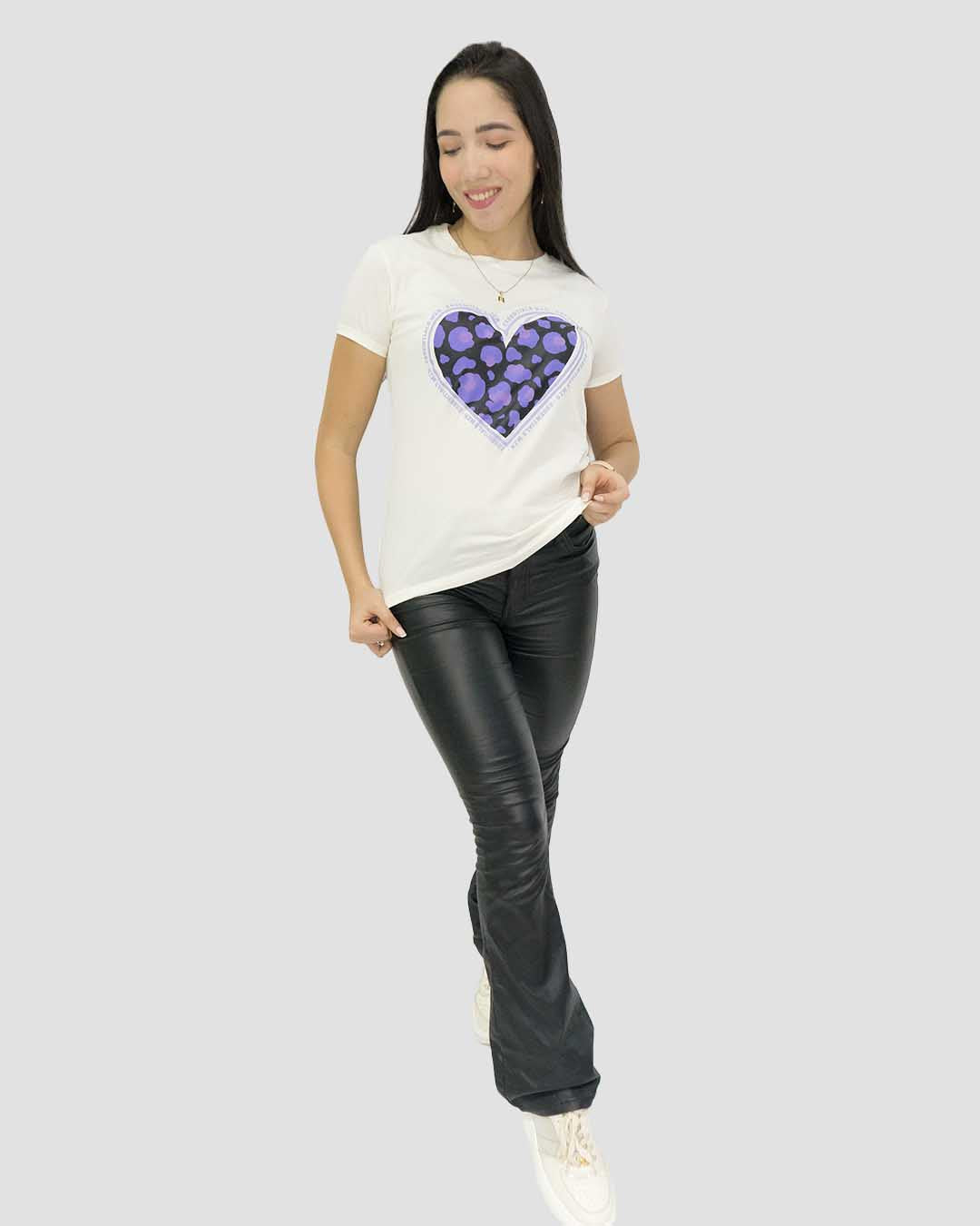 Camiseta RegularFit Corazon Morado y Negro